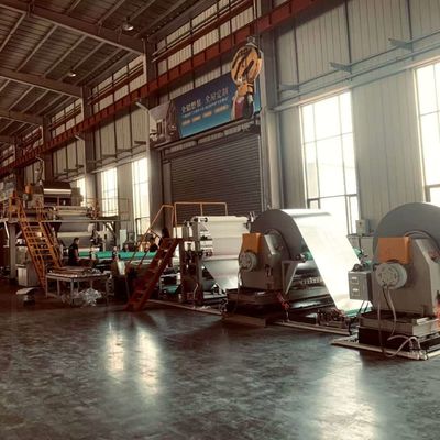 Ligne de production continue de panneaux composites en aluminium à nid d'abeille améliorant l'efficacité