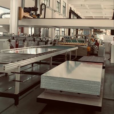 Ligne de production continue de panneaux de nid d'abeille en aluminium avec une capacité de 1000 pièces par jour