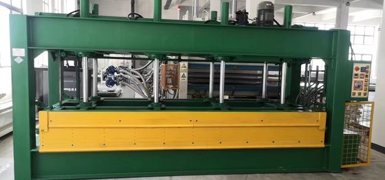 Machine à pressage à chaud avec une température de 200 °C.