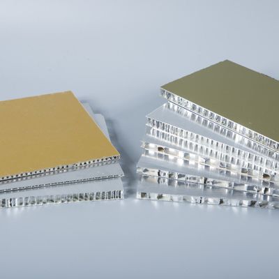Plaque de nid d'aluminium résistant à l'humidité pour la décoration intérieure de véhicules de luxe