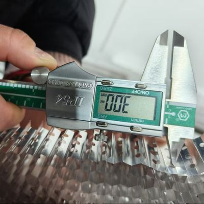Perçage des trous en aluminium à fente de nid d'abeille Longueur latérale 5,5 mm