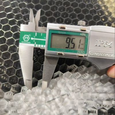 Perçage des trous en aluminium à fente de nid d'abeille Longueur latérale 5,5 mm