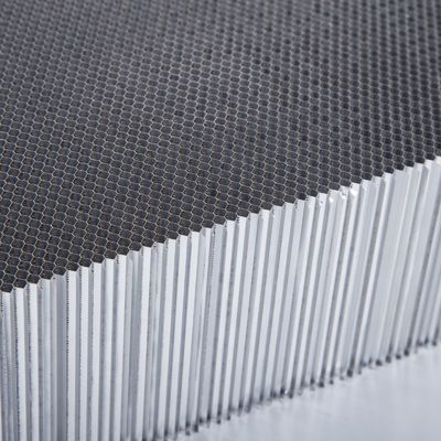 Ultra petite longueur latérale 0,6-2,5 mm 3003 Panneaux de base en aluminium en nid d'abeille Micro poreux