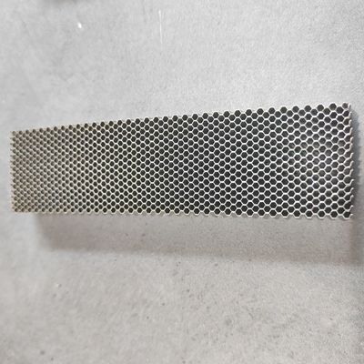Différentes tailles de cellules en acier inoxydable à l'épreuve du feu Noyau de nid d'abeille pour la gestion du débit d'eau dans les distributeurs d'eau