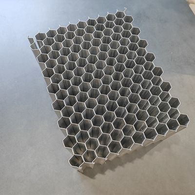Noyau de nid d'abeille d'aluminium à deux pièces adhésif utilisé dans les barrières de test de collision déformables