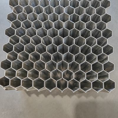 Noyau de nid d'abeille d'aluminium à deux pièces adhésif utilisé dans les barrières de test de collision déformables