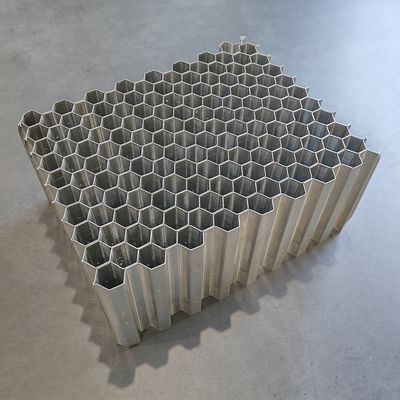 Noyau de nid d'abeille d'aluminium à deux pièces adhésif utilisé dans les barrières de test de collision déformables
