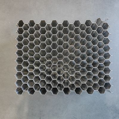 Noyau de nid d'abeille d'aluminium à deux pièces adhésif utilisé dans les barrières de test de collision déformables