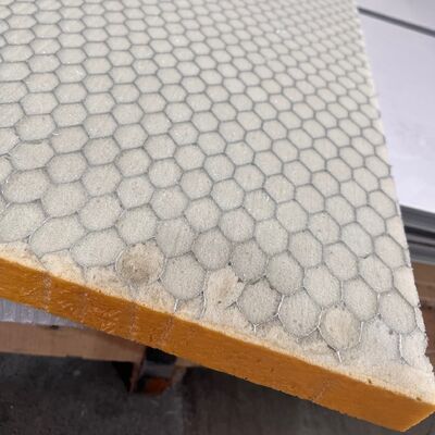 Le noyau en nid d'abeilles en aluminium rempli de matériau en mousse a de bonnes performances d'isolation thermique