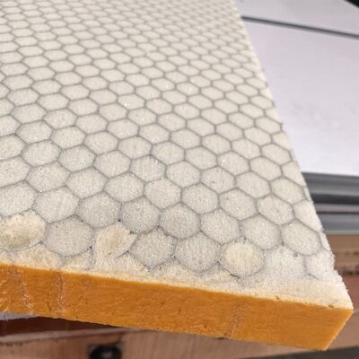 Le noyau en nid d'abeilles en aluminium rempli de matériau en mousse a de bonnes performances d'isolation thermique