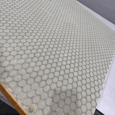 Le noyau en nid d'abeilles en aluminium rempli de matériau en mousse a de bonnes performances d'isolation thermique