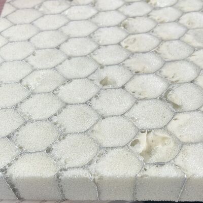 Le noyau de nid d'abeille en aluminium peut être rempli de matériaux en mousse à haute densité moyenne et faible densité