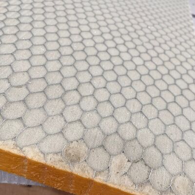 Le noyau de nid d'abeille en aluminium peut être rempli de matériaux en mousse à haute densité moyenne et faible densité
