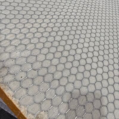 Le noyau de nid d'abeille en aluminium peut être rempli de matériaux en mousse à haute densité moyenne et faible densité