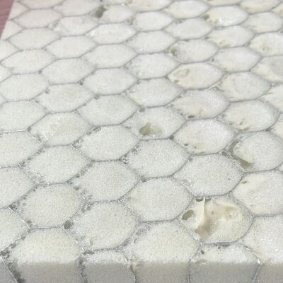 Le noyau de nid d'abeille en aluminium rempli de mousse peut atteindre la classe de retardateur de flamme B1