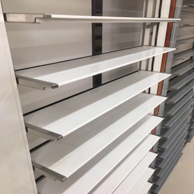 Application du panneau de nid d'abeille en aluminium PVDF dans le système d'ombrage extérieur