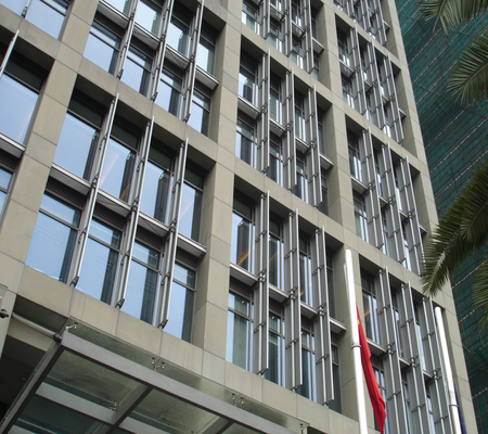 Panneaux en aluminium à faible poids et haute résistance pour système d'ombrage extérieur