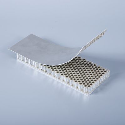 Résistance aux chocs ≥ 15 MPa/m2 Panneaux en aluminium à nid d'abeille pour murs de rideau de construction