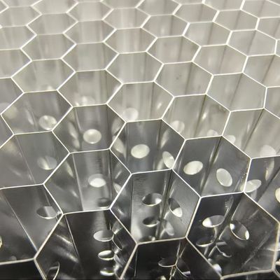 Perçage des trous en aluminium à fente de nid d'abeille Longueur latérale 5,5 mm