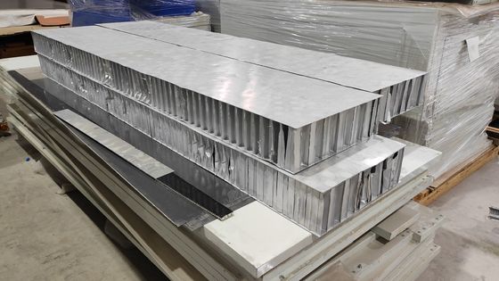 Panneau de nid d'abeille d'aluminium soudé utilisé dans le toit flottant interne