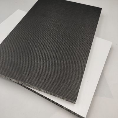 Le tableau de bord en FRP de 2100 x 2000 mm est constitué de panneaux de sandwich en nid d'abeille en PP/noyau en aluminium